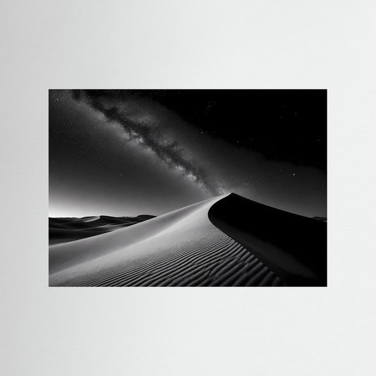 Querformatiges Schwarzweiß-Poster mit Sanddünen und Milchstraße, ohne sichtbaren Rahmen.