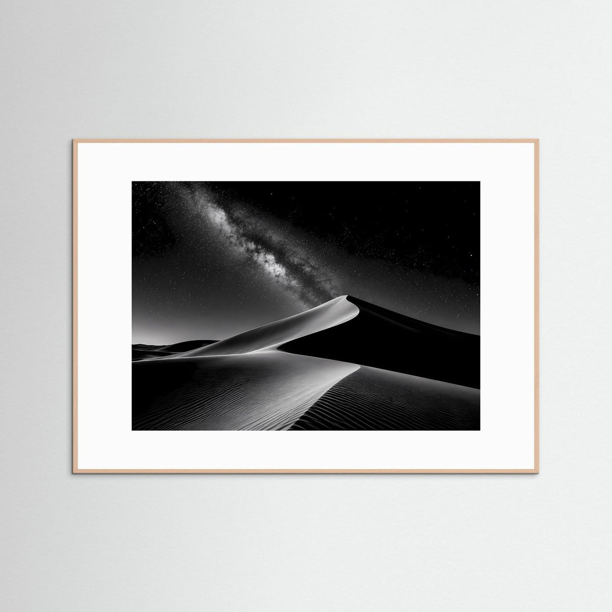 Gerahmtes Schwarzweiß-Poster im Querformat: Sanddünen und Milchstraße, heller Holzrahmen