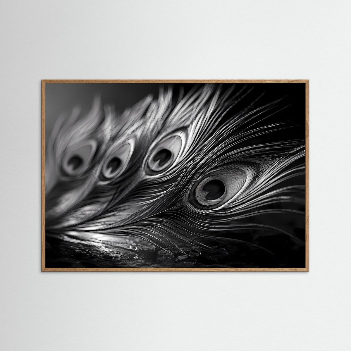 Schwarzweißes Pfauenfeder-Fotoposter mit Makro-Federaugen, naturbrauner Holzrahmen