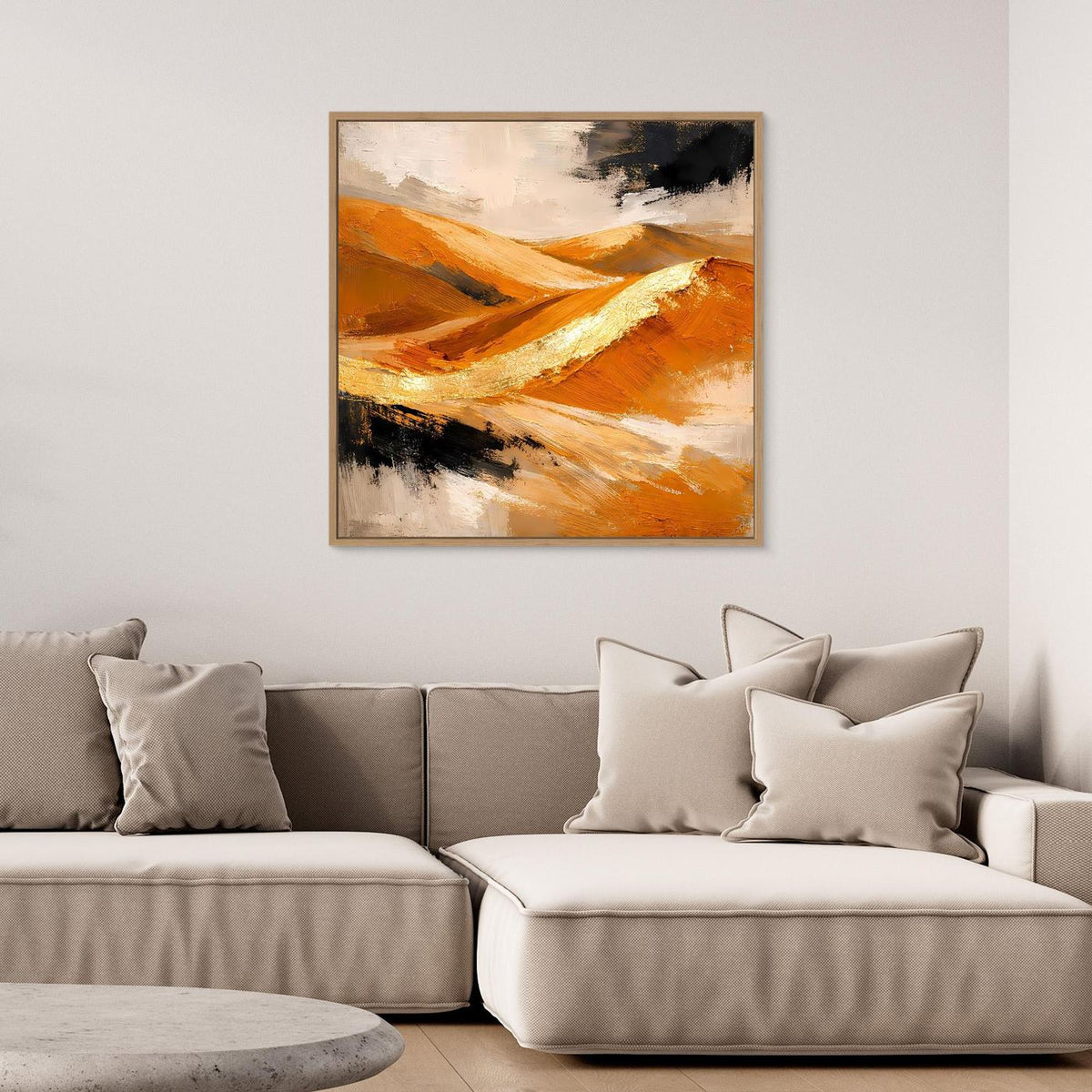 Leinwandbild mit abstrakter Dünenlandschaft: goldene Akzente, orange-braune Flächen und schwarze Pinselstriche
