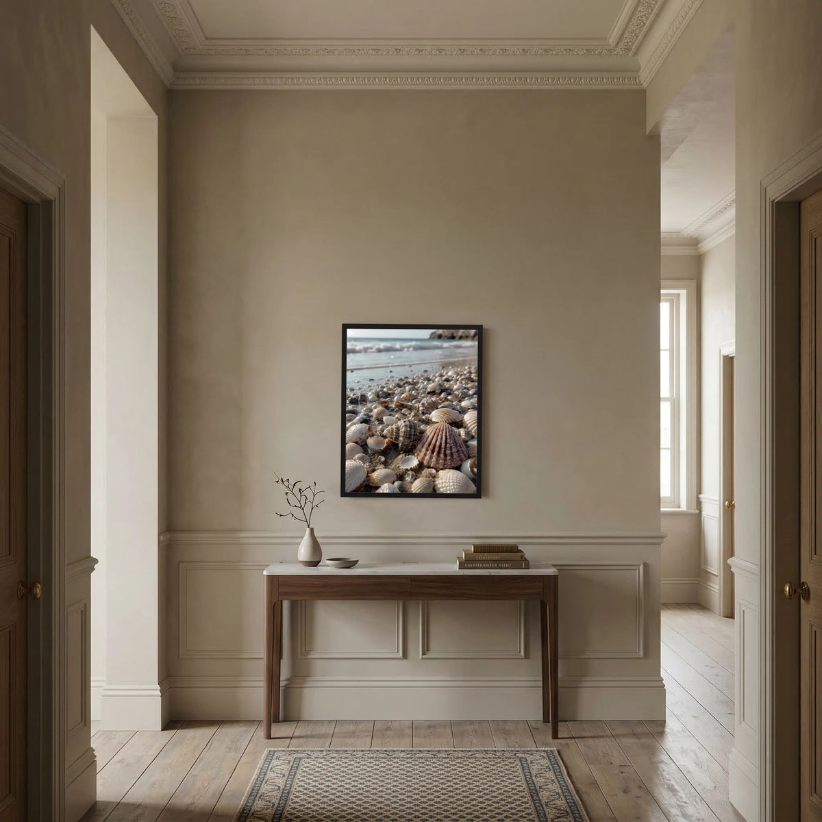 Gerahmtes, kleines Poster mit Muscheln am Strand in sanften Naturfarben