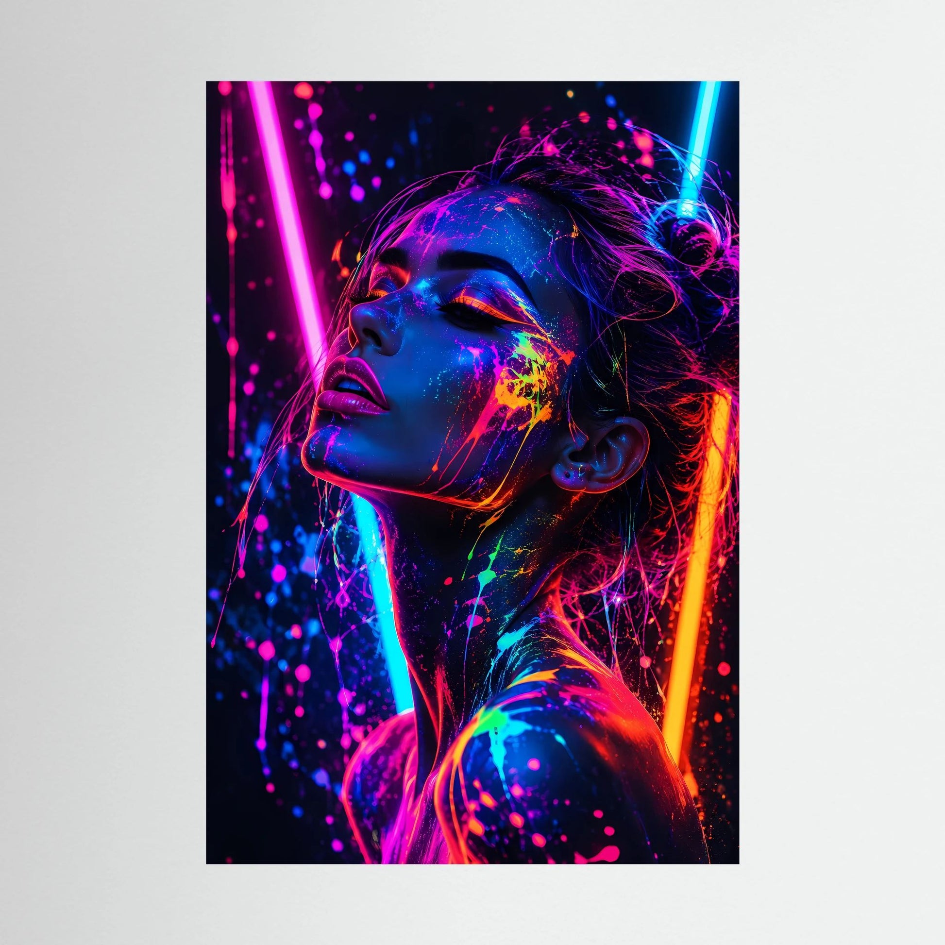 Poster mit Neon-Frau-Porträt, bunt leuchtende Farbspritzer, im schwarzen Rahmen