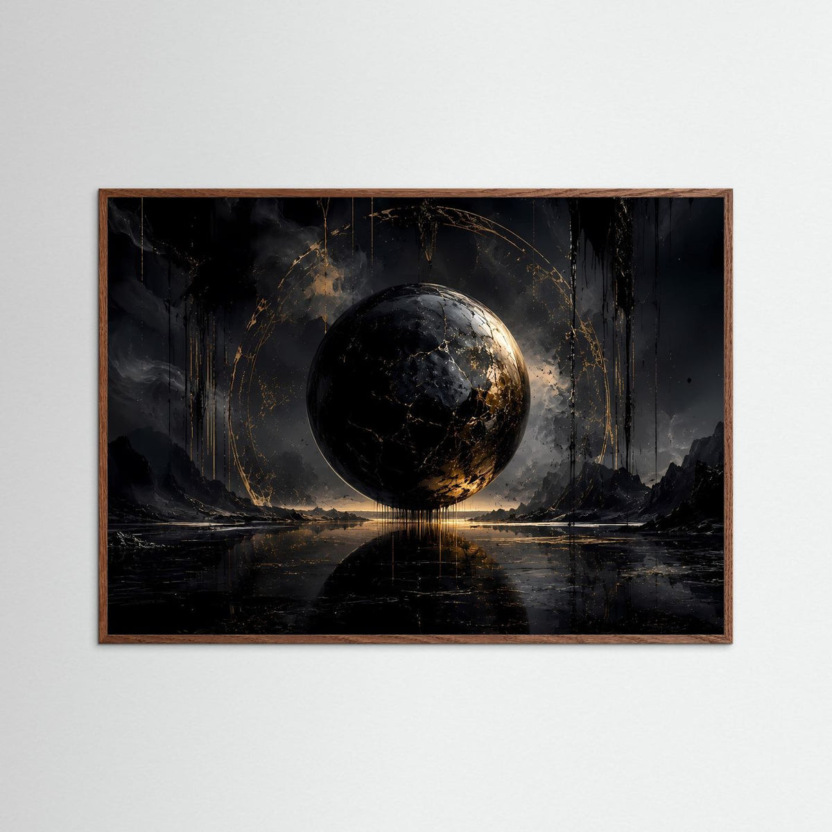 Modernes Wandbild mit schwarzer Gold-Sphäre und dunkler Landschaft, Querformat, brauner Holzrahmen