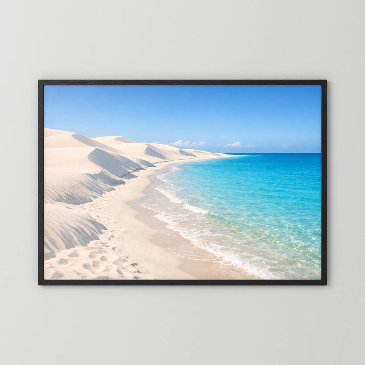 Wandbild mit Sanddünen und türkisfarbenem Meer, querformat, schwarzer Rahmen