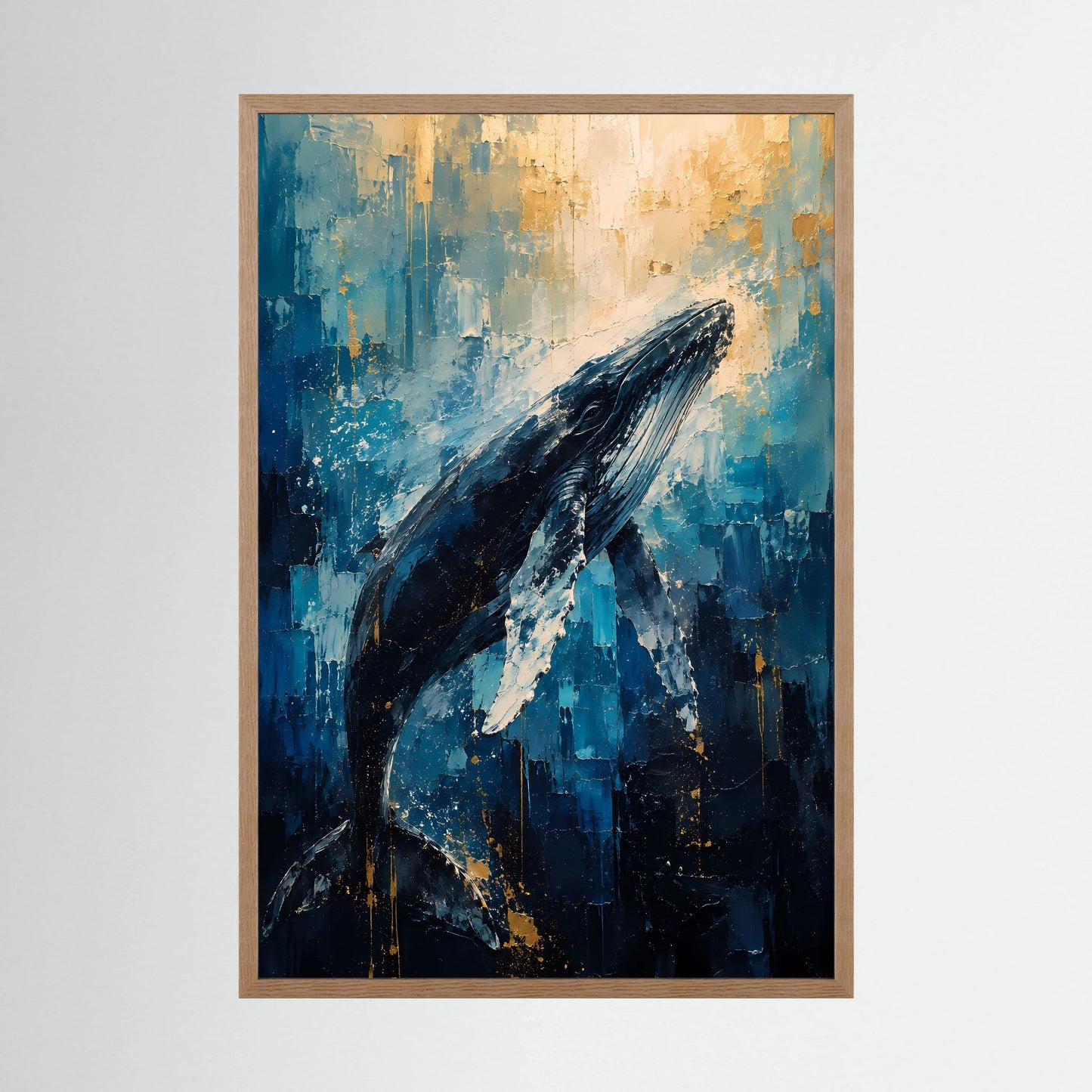 Poster im Hochformat mit Buckelwal in Blau und Gold, abstrakt, mit hellem Holzrahmen.