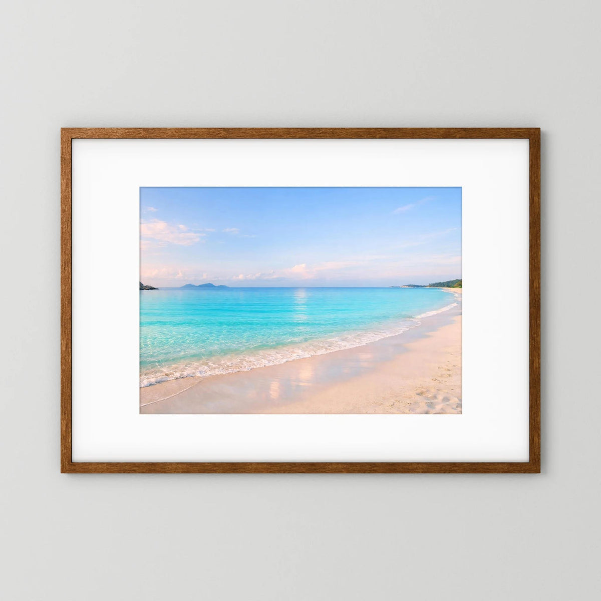 Horizontales Strand-Wandbild mit braunem Holzrahmen und Bildrand