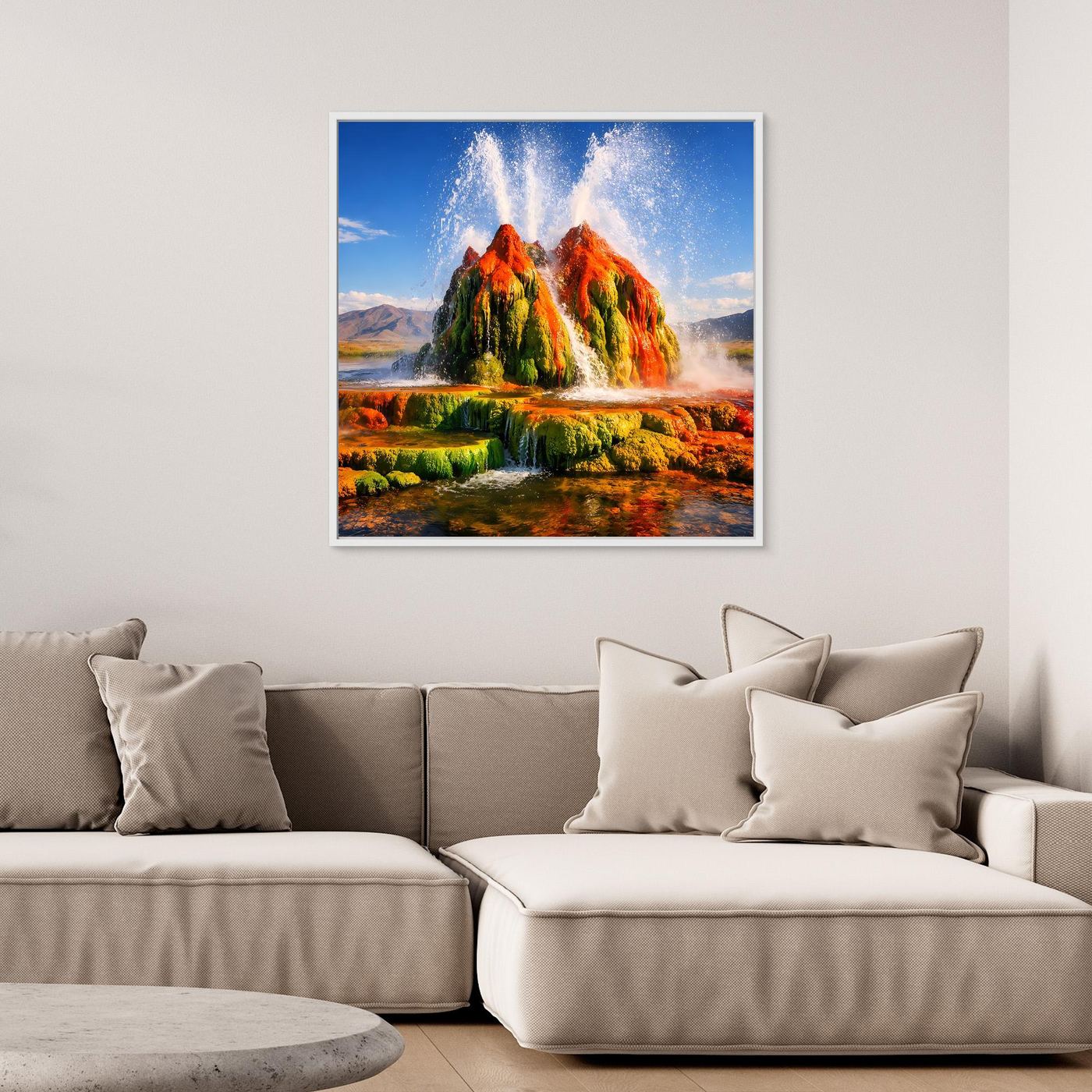 Leinwandbild mit Geysir-Landschaft: farbige Felsen und Wasserfontäne, rechteckig.