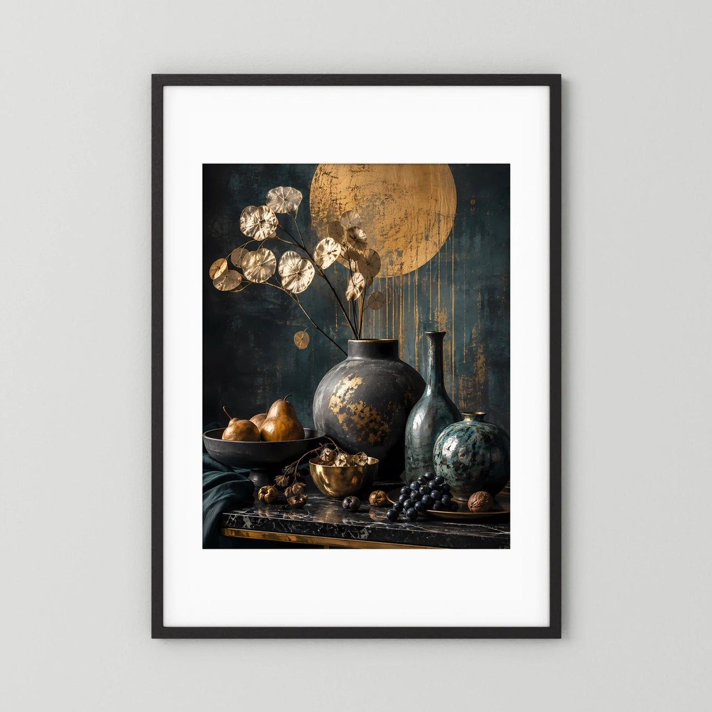 Kunstposter im Hochformat mit Gold- und Petrol-Vasen-Stillleben, schwarzer Rahmen