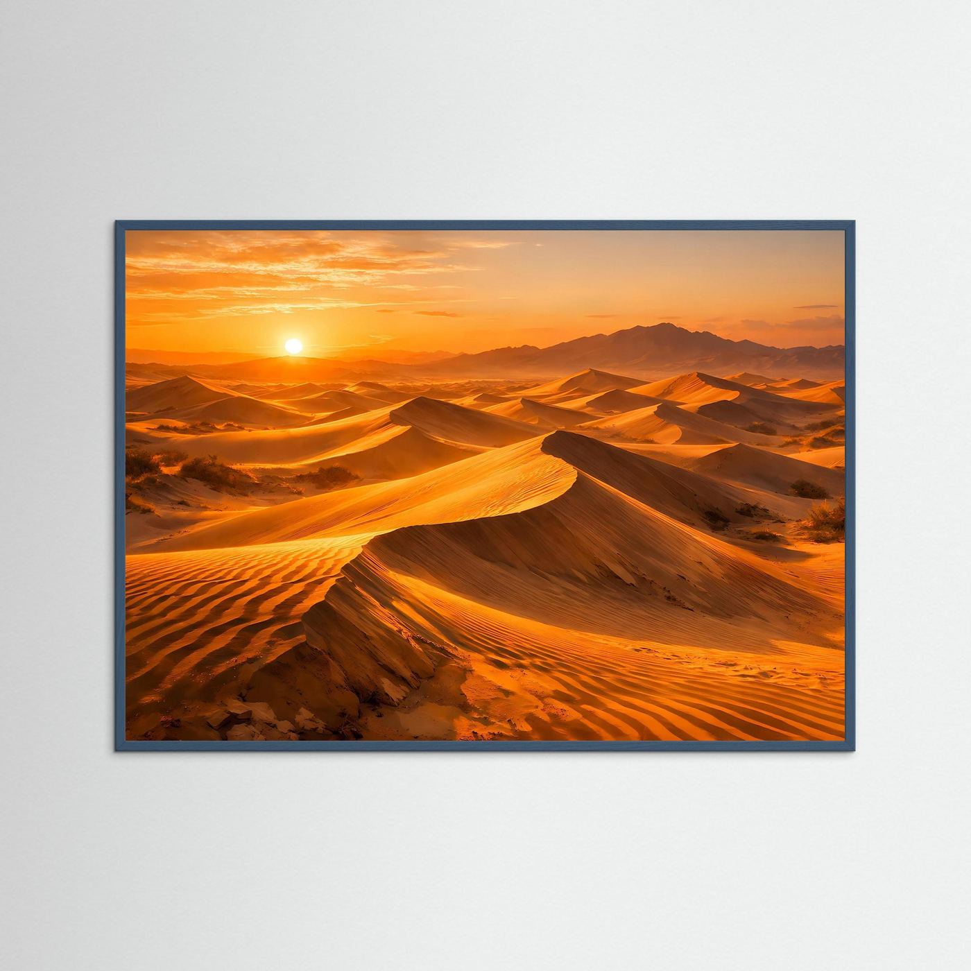 Wandbild Wüstenlandschaft mit goldenen Sanddünen im Abendlicht, blauer Rahmen
