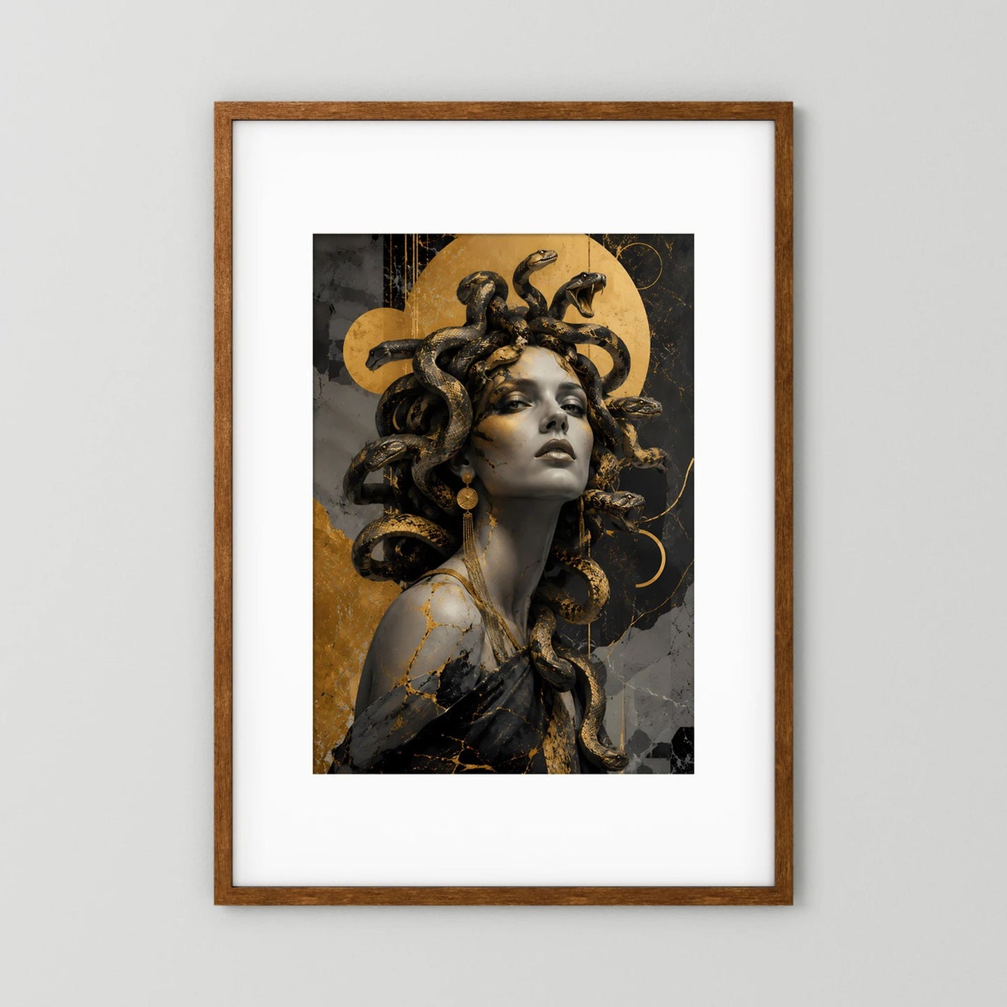 Medusa in Schwarz und Gold | Mystische Frau mit Schlangen | Poster Hochformat