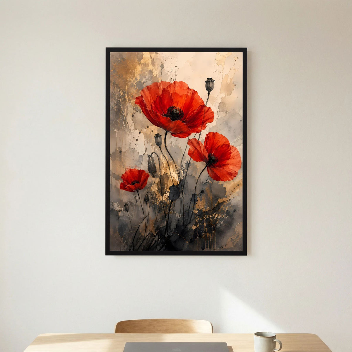 Abstraktes Mohnblumen-Poster mit roten Blüten und goldbeigen Spritzern, hochformatig, schwarz gerahmt