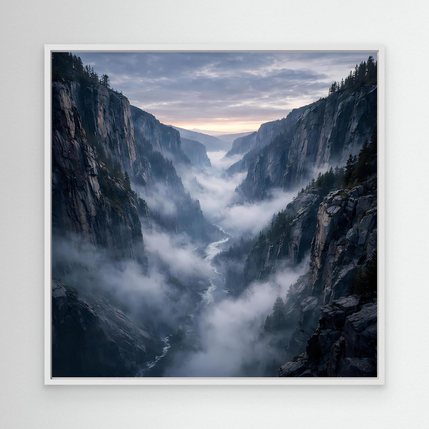 Leinwandbild Neblige Schlucht mit weißem Rahmen: grau-blaue Felsberge, Nebel im Tal