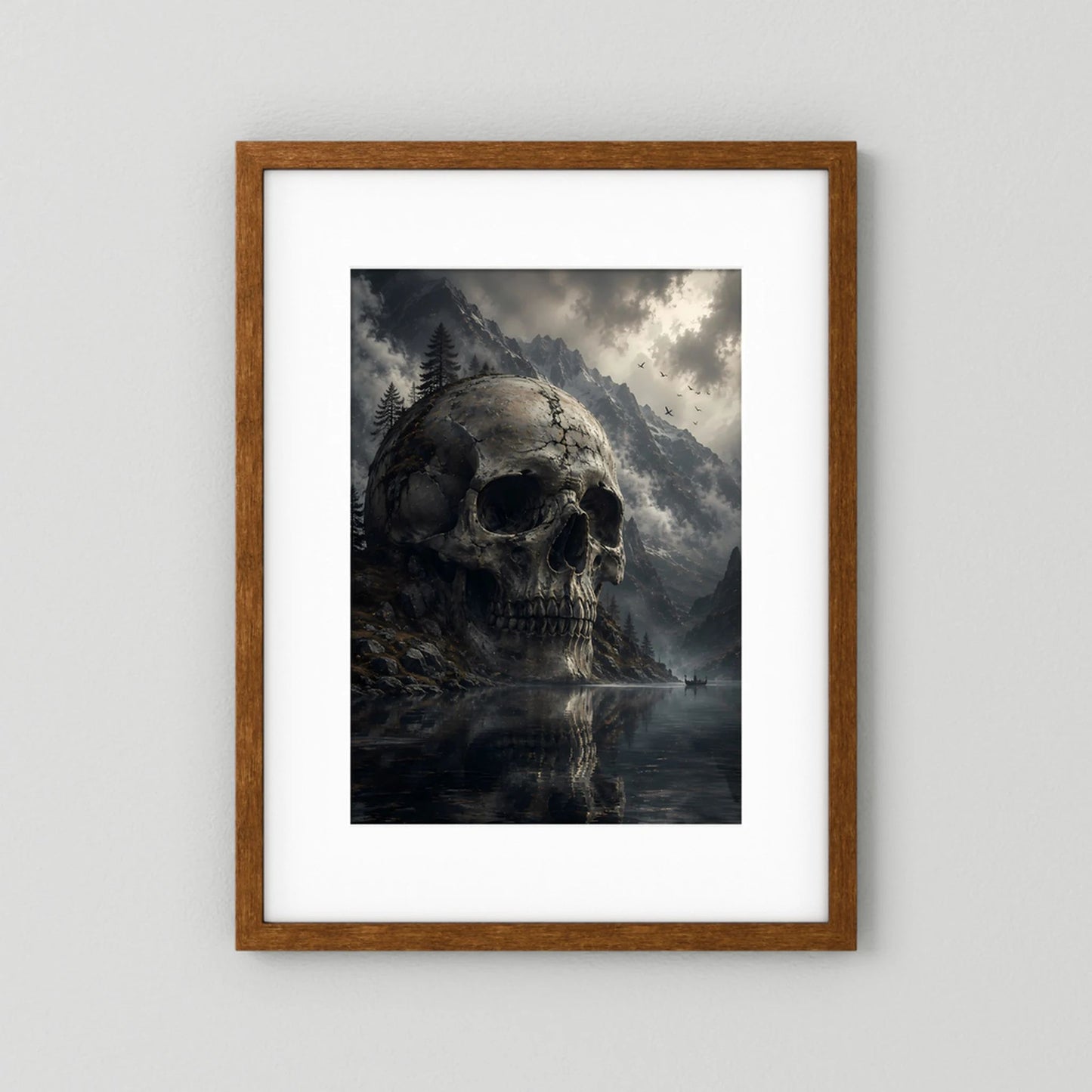 Poster Totenschädel über Bergsee, dunkle Berge und Nebel, brauner Holzrahmen