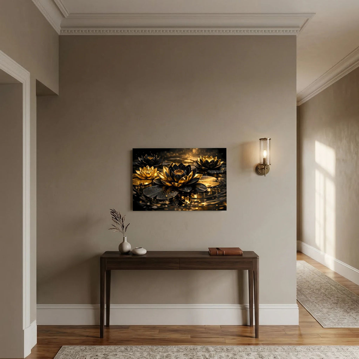 Wandbild mit goldenen Lotusblüten und Wasserreflexion, im dunklen Rahmen