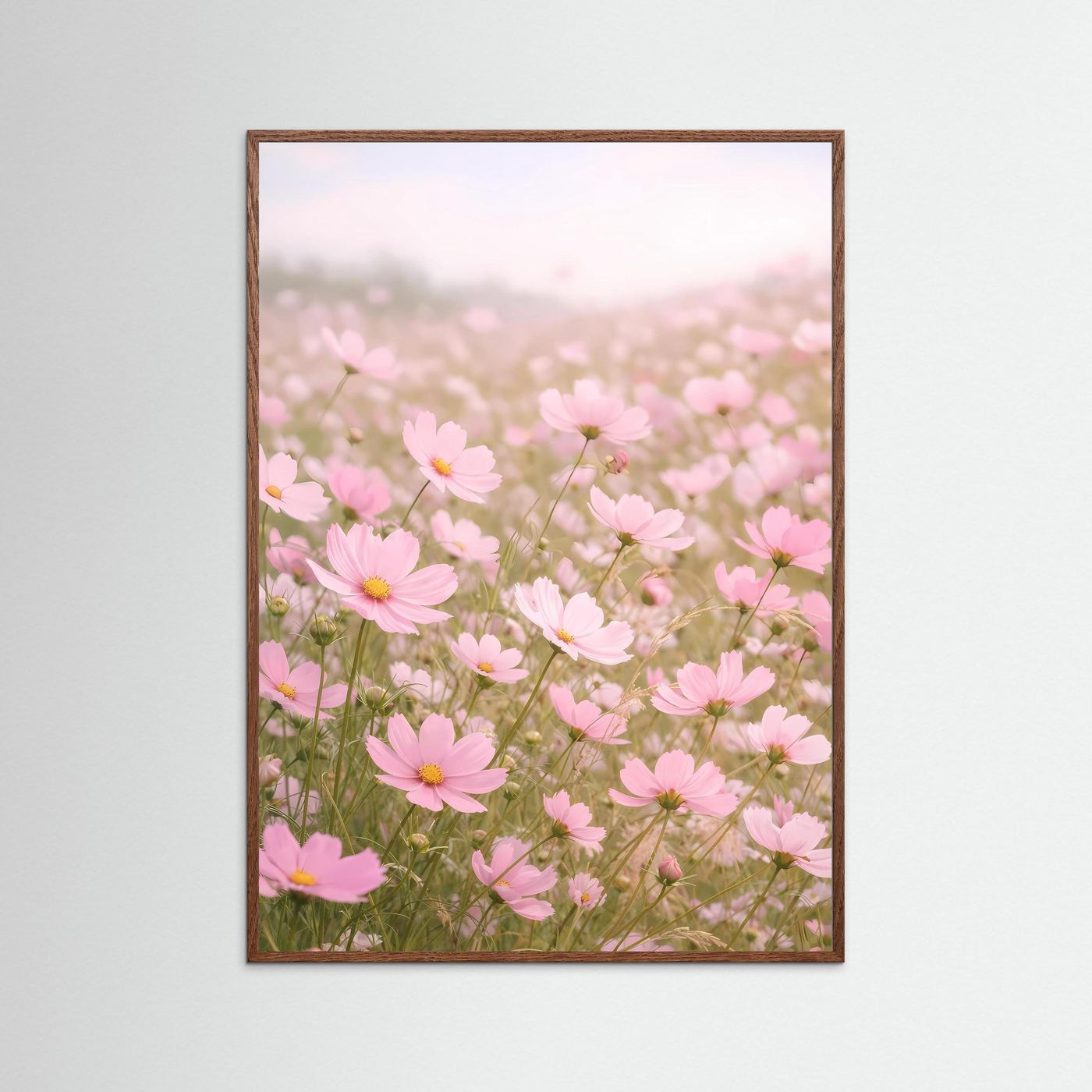 Hochformatiges Poster im braunen Holzrahmen mit rosa Blütenwiese
