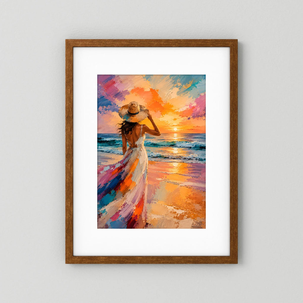 Poster mit Frau am Strand im bunten Kleid und Sonnenuntergang, brauner Holzrahmen, hochformatig