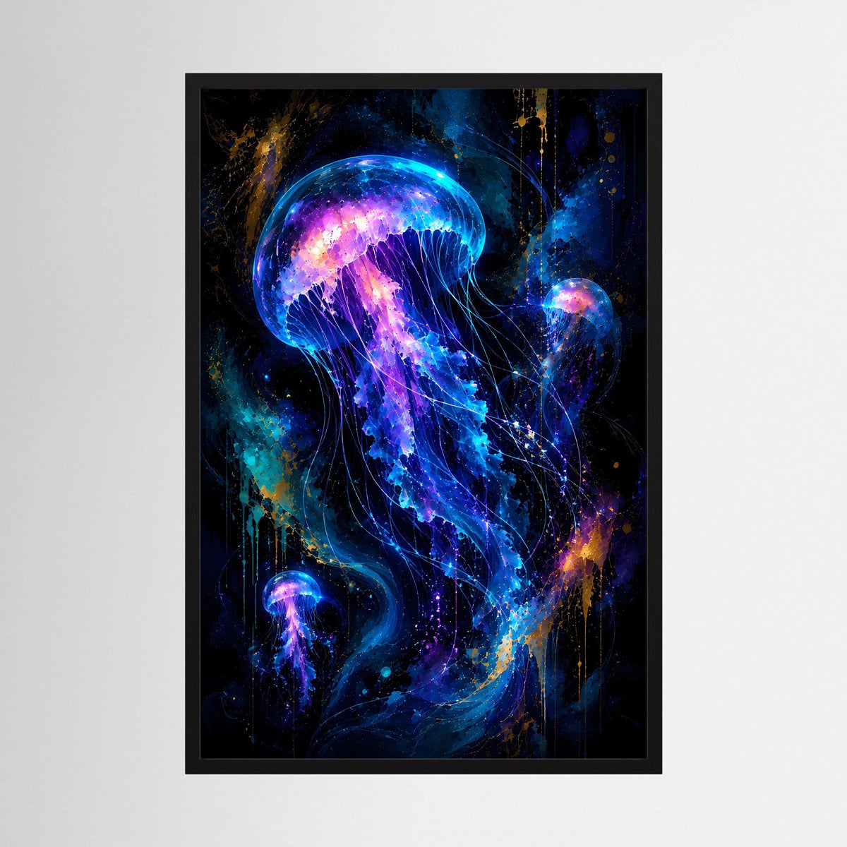 Poster im Hochformat mit leuchtenden Quallen in Neonblau und Violett, schwarzer Rahmen