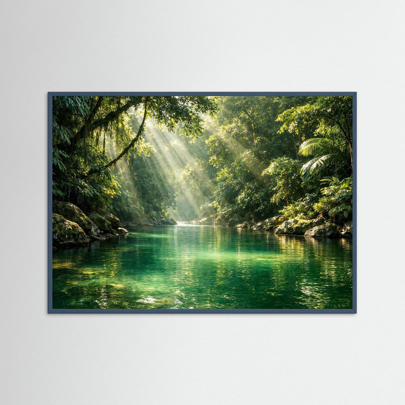 Poster mit Dschungel-Flusslandschaft, grüner Fluss, Sonnenstrahlen, blauer Holzrahmen
