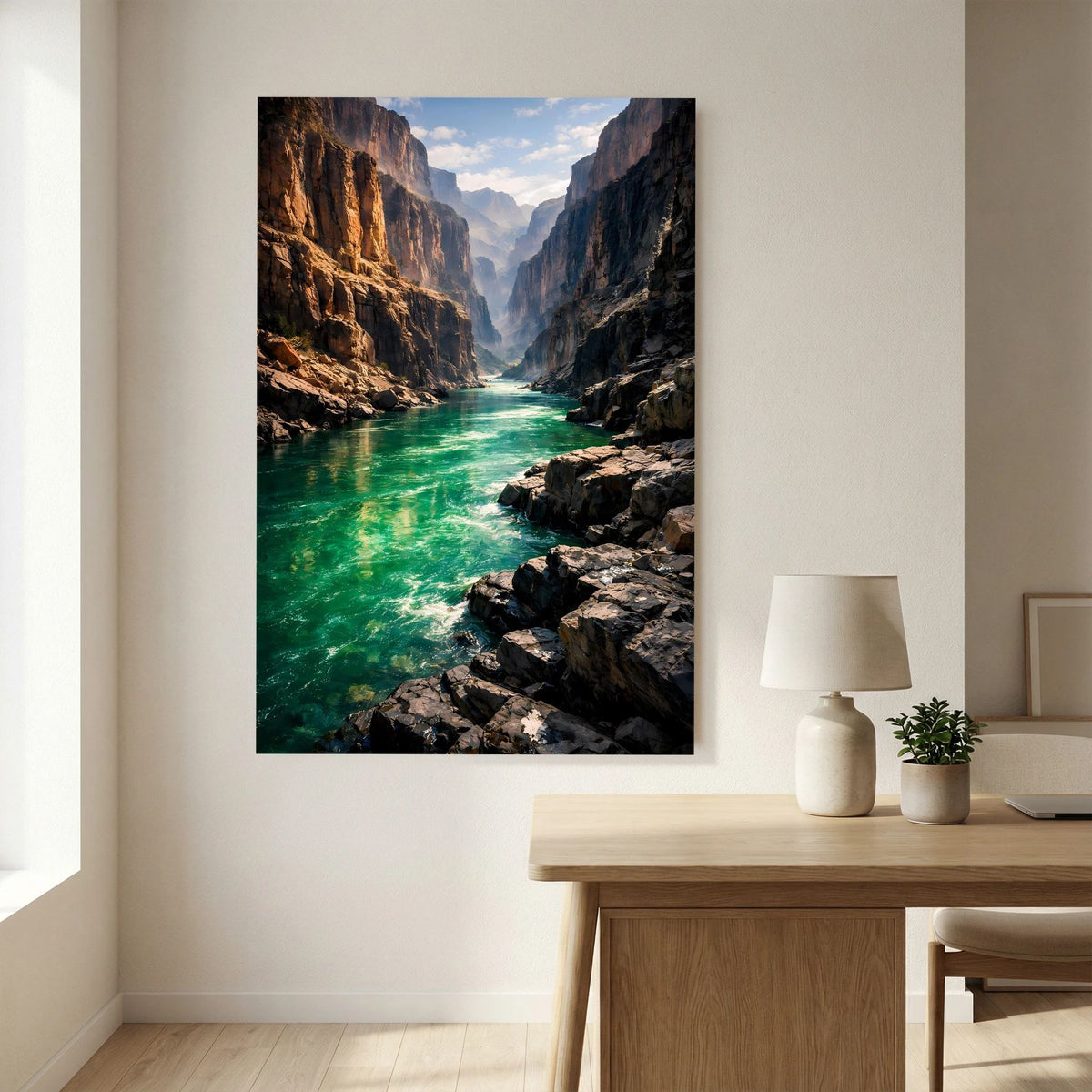Vertikales Wandposter: türkisgrüner Fluss zwischen hohen Felswänden im Canyon
