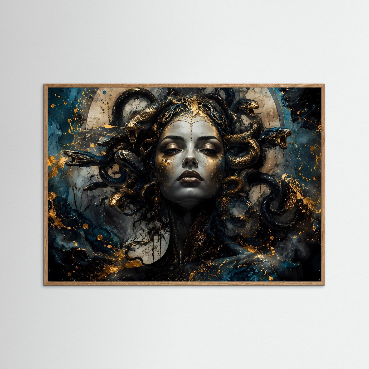 Mystische Medusa in Gold & Tiefblau | Modernes Mythologie Wandbild & Kunst-Poster