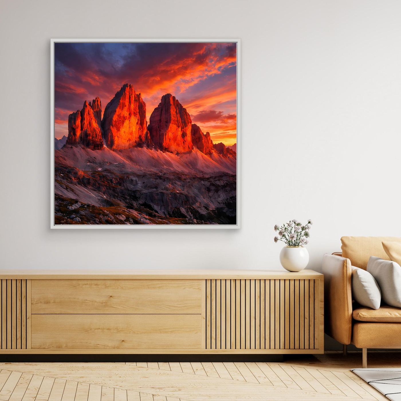 Leinwandbild mit Bergsilhouetten im Alpenglühen, orangefarbener Himmel, weißer Rahmen