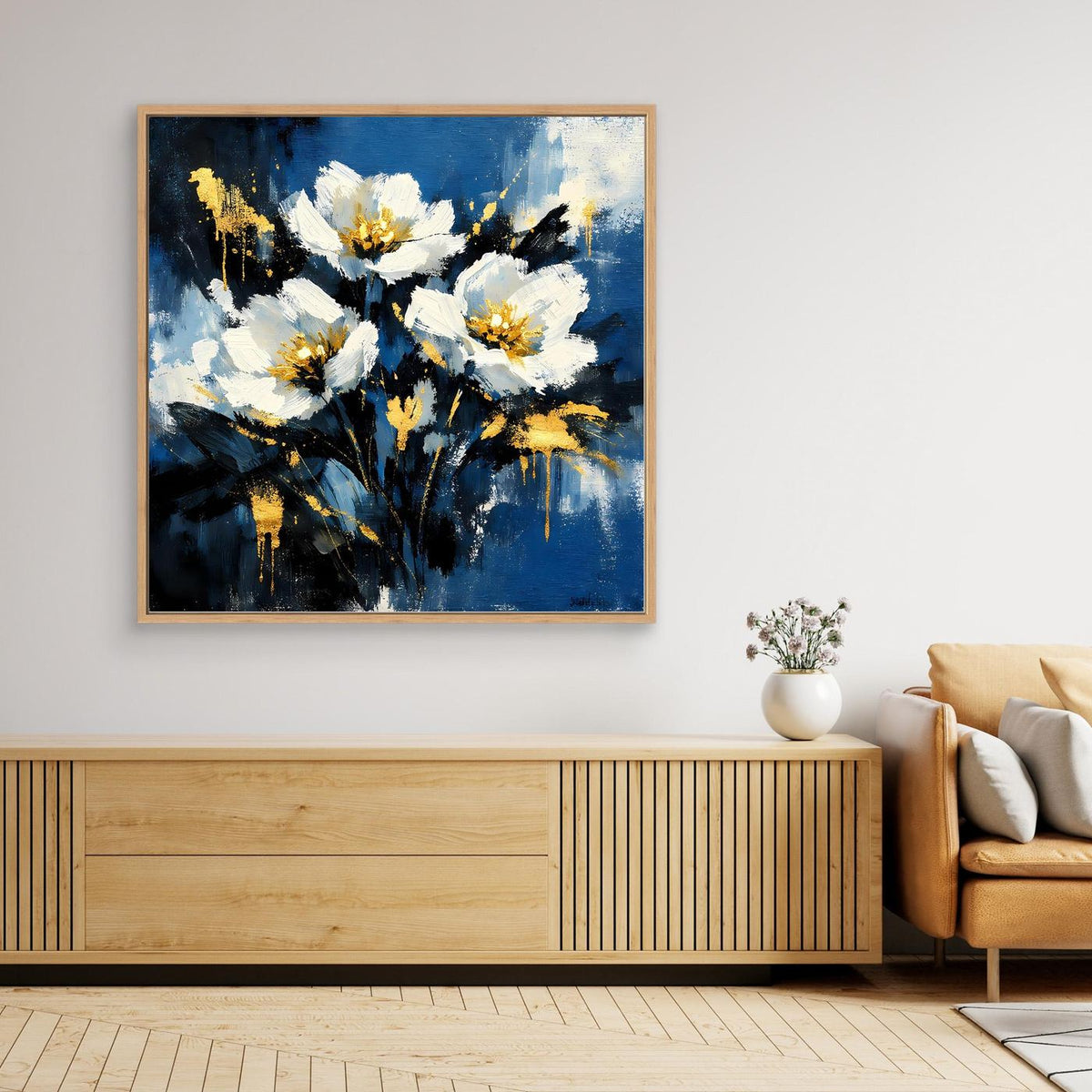 Blüten-Leinwandbild mit goldbraunem Rahmen: weiße Blüten, goldene Akzente auf Blau