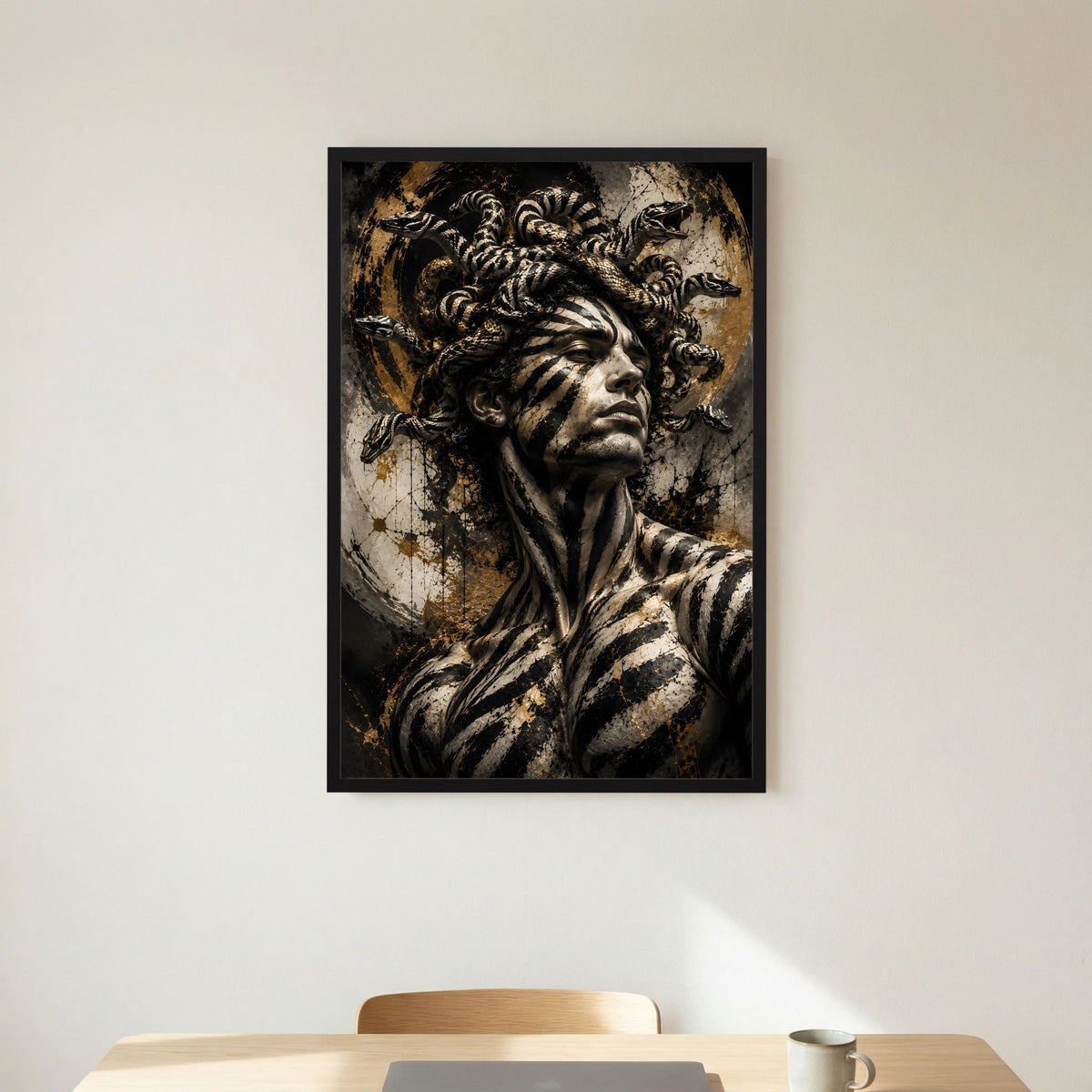 Gerahmtes Dark-Fantasy-Poster mit Medusa-Porträt in Schwarz-Gold und Schlangenflügeln