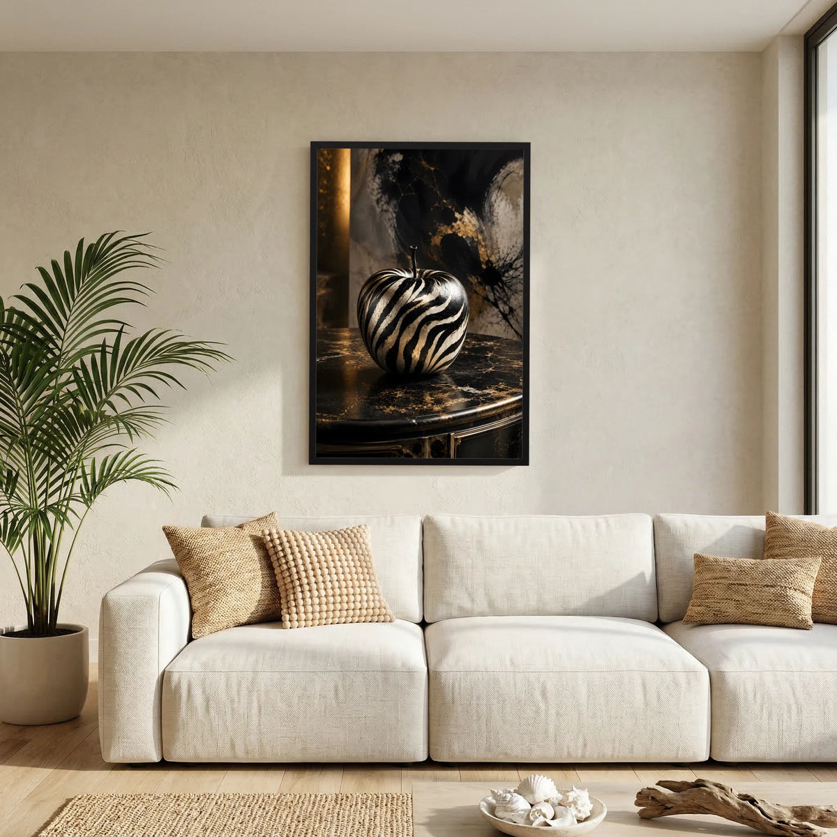 Kunstposter im schwarzen Rahmen mit zebra-gestreiftem Apfel, gerahmt im Wohnzimmer