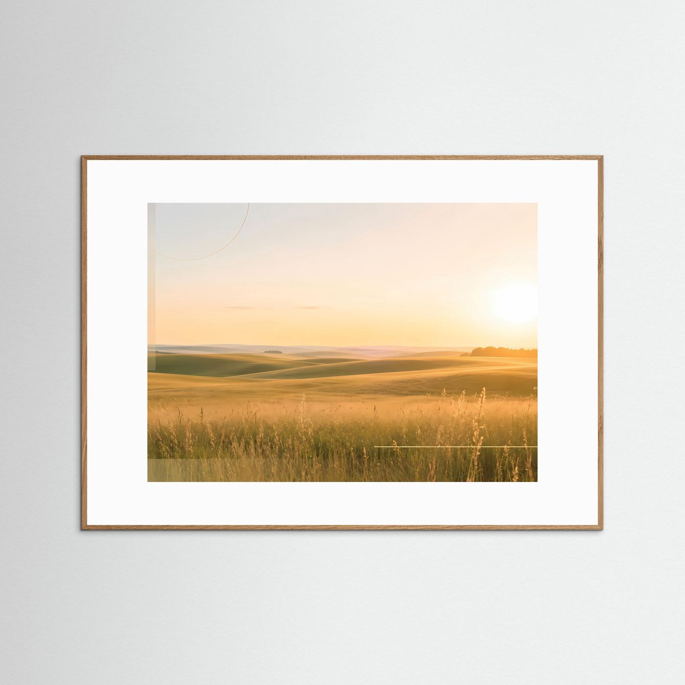 Querformat-Poster mit goldener Wiesenlandschaft bei Sonnenuntergang, hellbrauner Holzrahmen