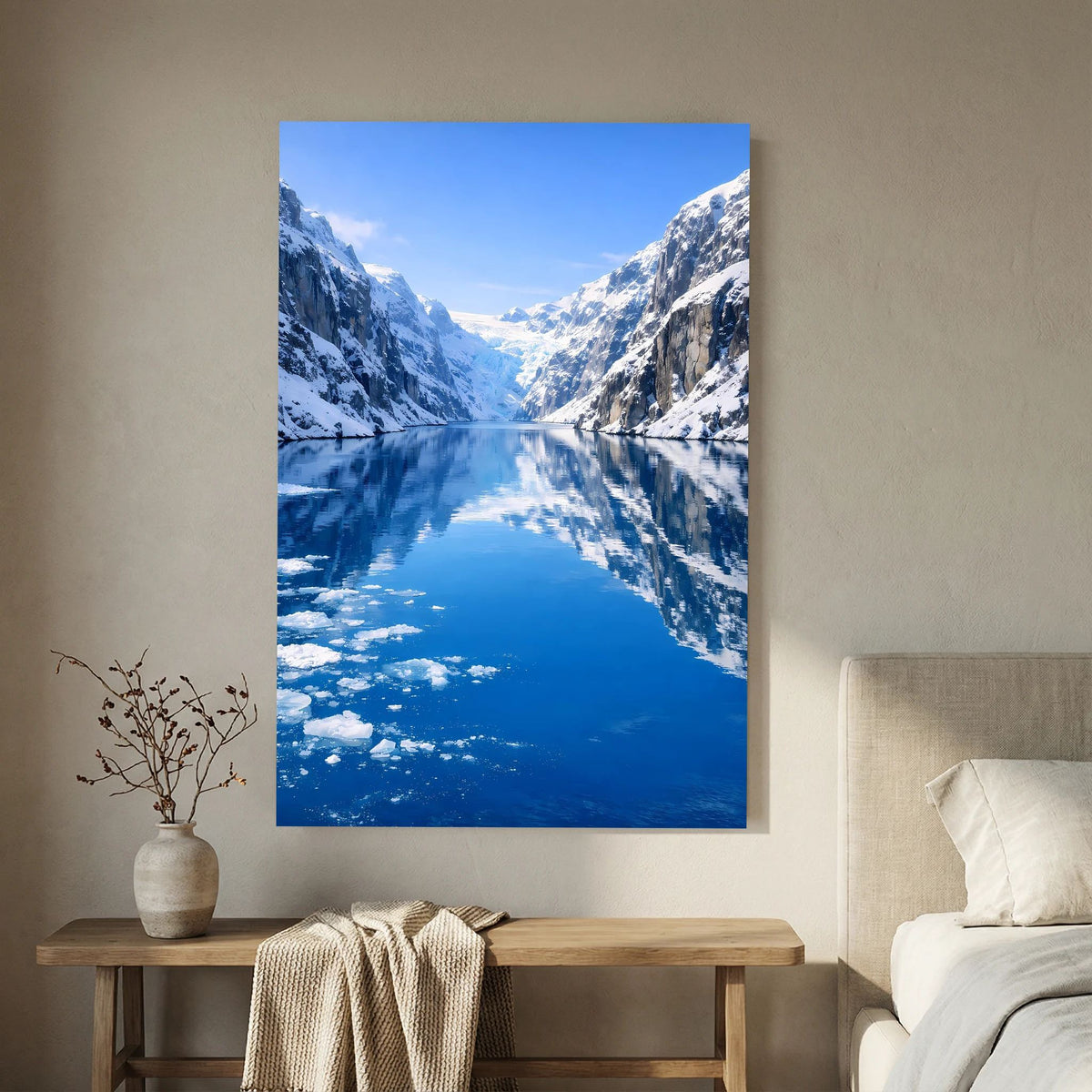 Vertikales Wandbild mit Bergflanken, blauem Fjord und schneebedecktem Gletschereis