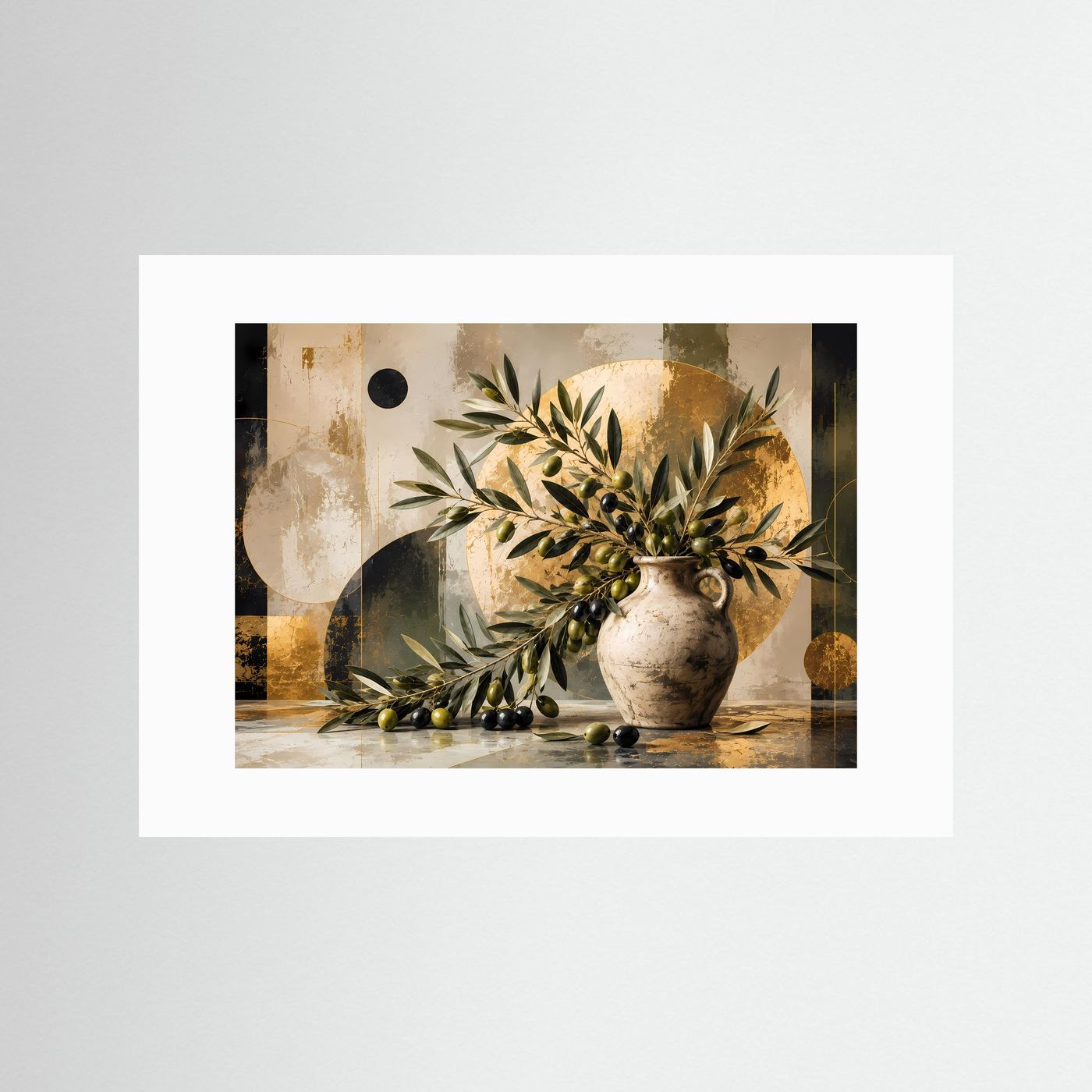 Olivenzweige in antiker Vase | Mediterranes Stillleben mit grünen & schwarzen Oliven in Gold, Creme und Dunkelgrün | Moderne abstrakte Wandkunst