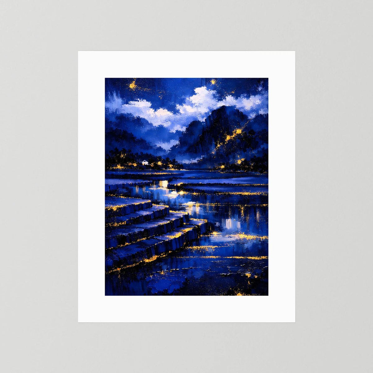 Wandposter Nachtlandschaft in Blau mit goldenen Lichtern, weiß hinterlegt