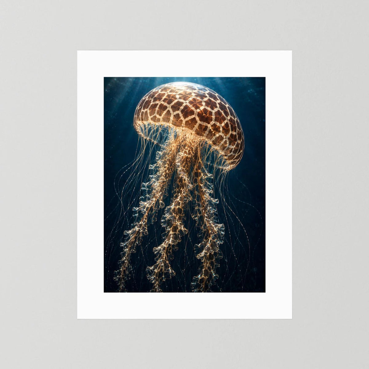 Poster im Hochformat mit leuchtender Qualle, weißer Passepartout-Rand