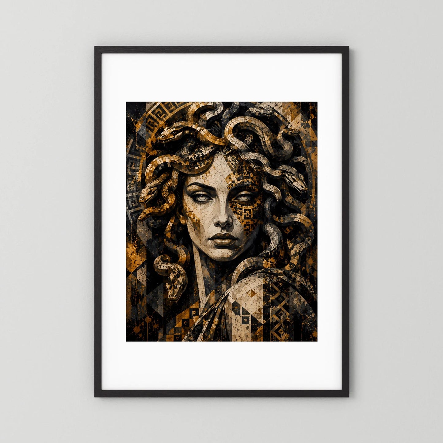 Poster mit Medusa-Mosaik: Schlangen in Gold und Schwarz, im schwarzen Rahmen mit weißem Rand
