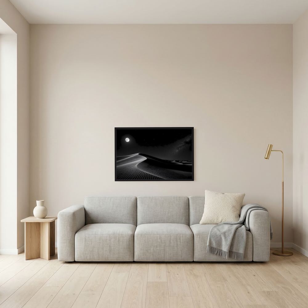 Wandposter im Querformat mit schwarzweißem Mondlicht über Sanddünen, schwarz gerahmt