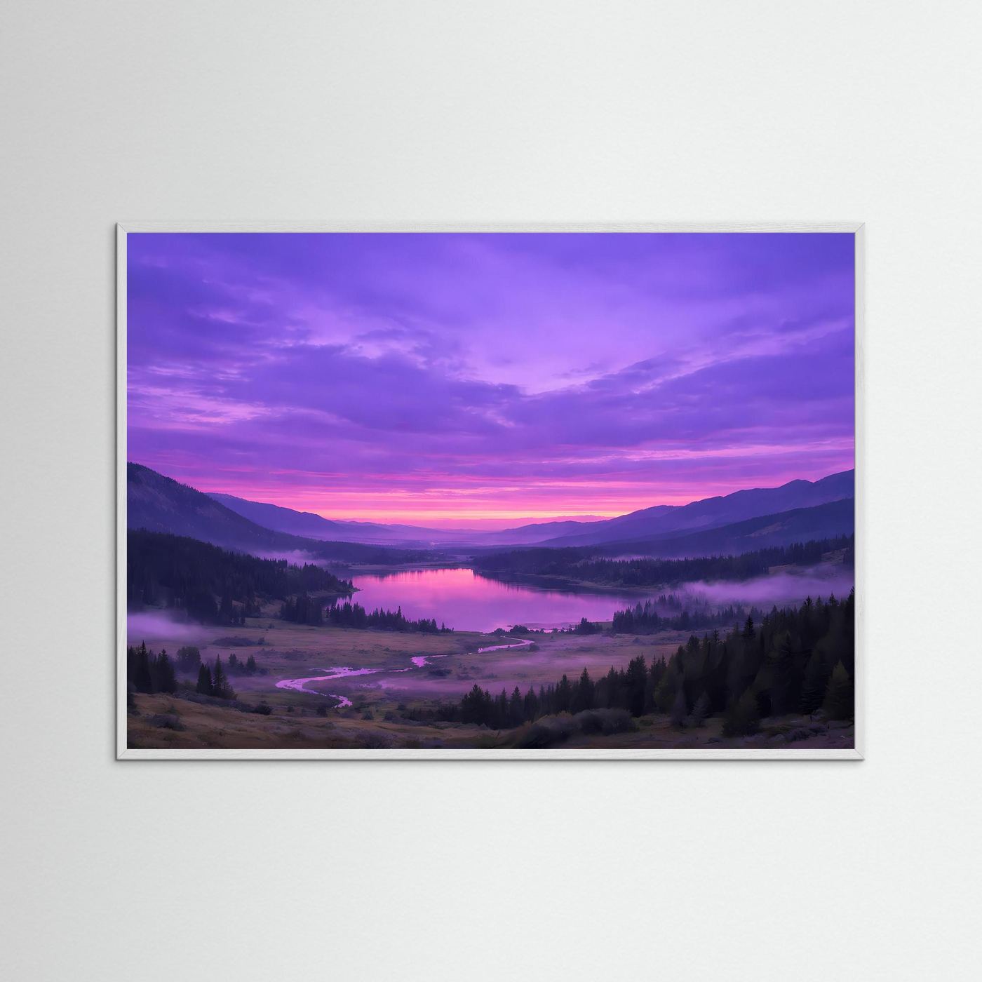 Gerahmtes Poster mit Landschaftsmotiv: violetter Sonnenuntergang, Flusstal und Berge, grauer Rahmen.