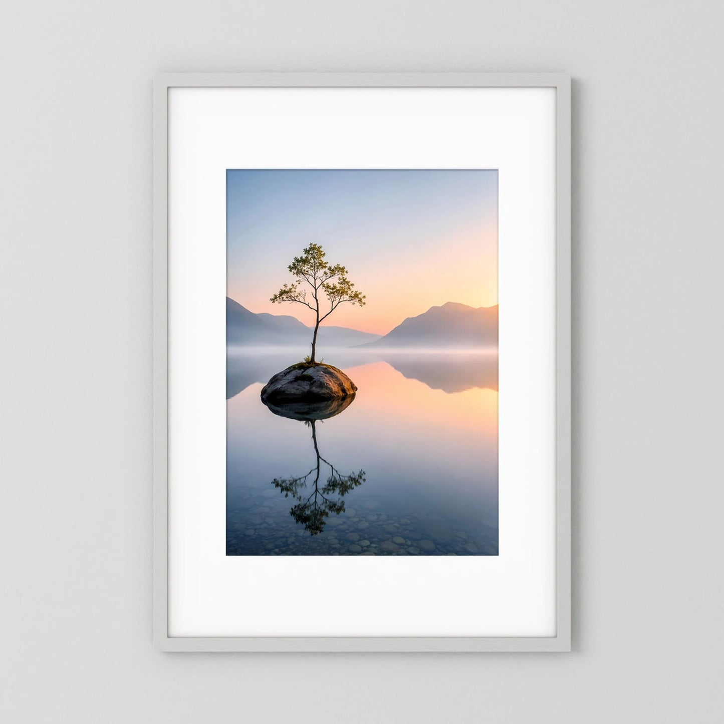 Kunstposter mit einzelner Baum-Silhouette im Bergsee, spiegelndem Wasser und Sonnenaufgang