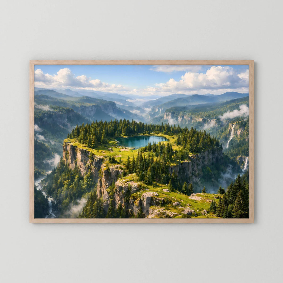 Querformatiges Wandbild im beigen Holzrahmen: Bergsee, Nadelwald und Felsklippen