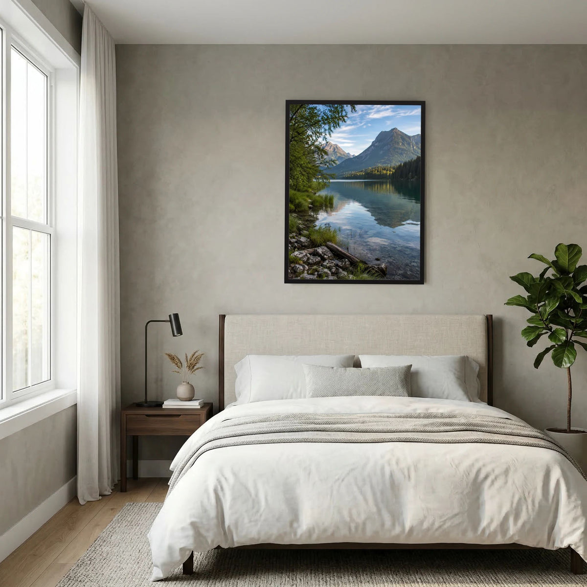 Poster im schwarzen Rahmen mit Alpensee und Bergsilhouette über dem Bett