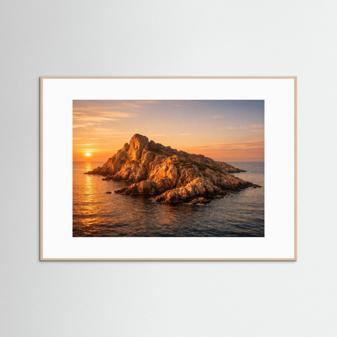 Naturposter im Querformat mit Sonnenuntergang über Felseninsel am Meer, weißer Rahmen
