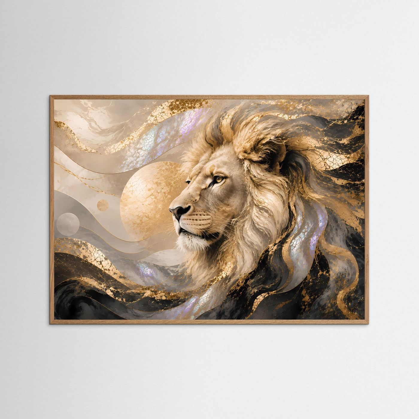 Abstraktes Löwenbild mit goldenen und perlmuttfarbenen Nuancen, gerahmt in hellem Eichenholz