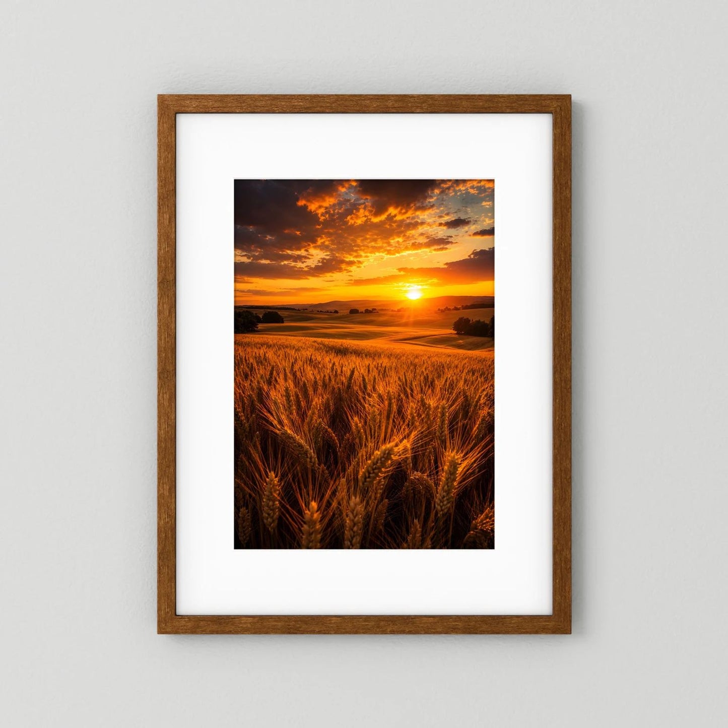 Poster im Hochformat mit Sonnenuntergang über goldenem Weizenfeld im dunklen Eichenrahmen