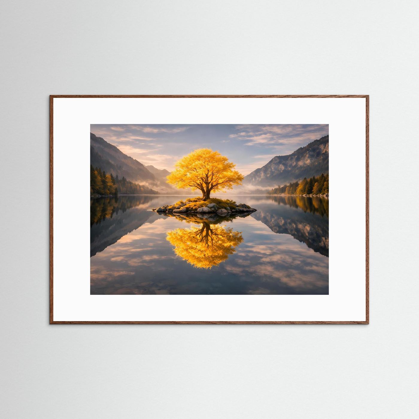 Gerahmtes Wandbild: goldener Baum am See, Spiegelung, brauner Holzrahmen