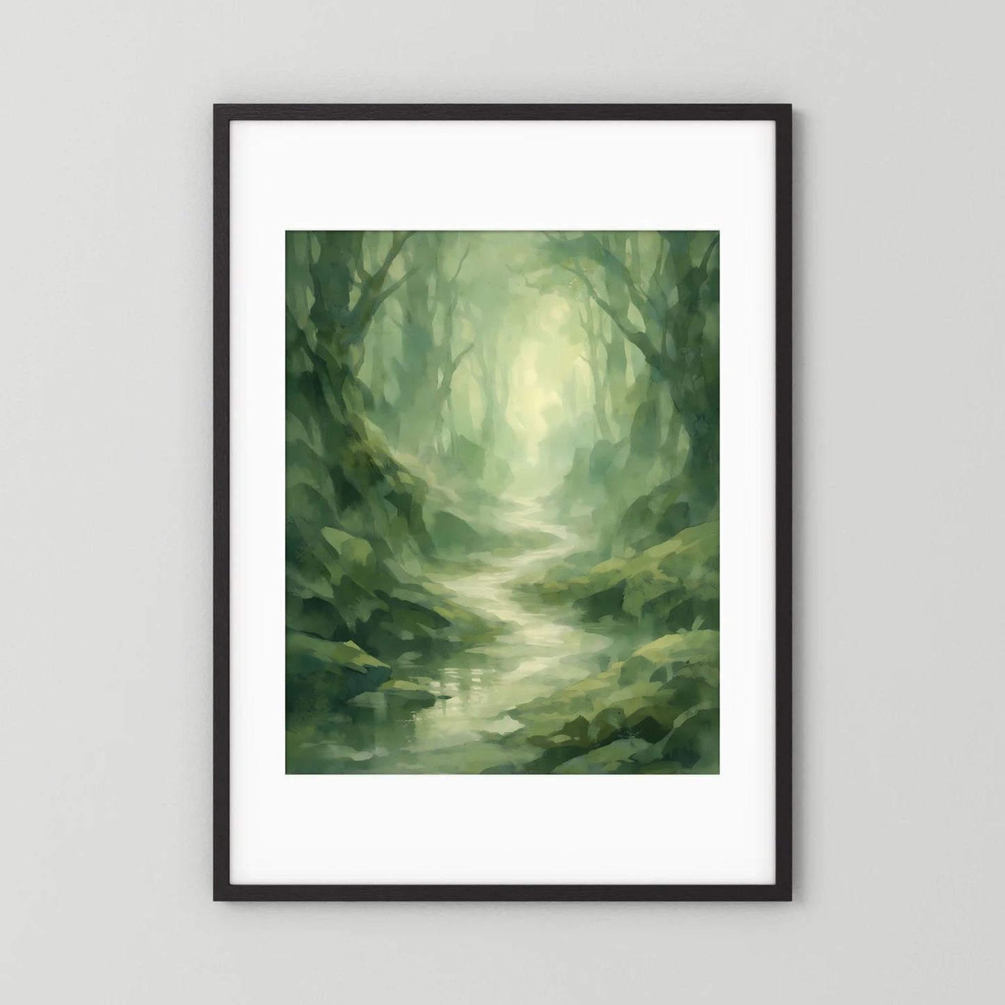 Waldposter Hochformat mit grünem Nebelwald und Bachlauf, schwarzer Rahmen mit weißem Rand