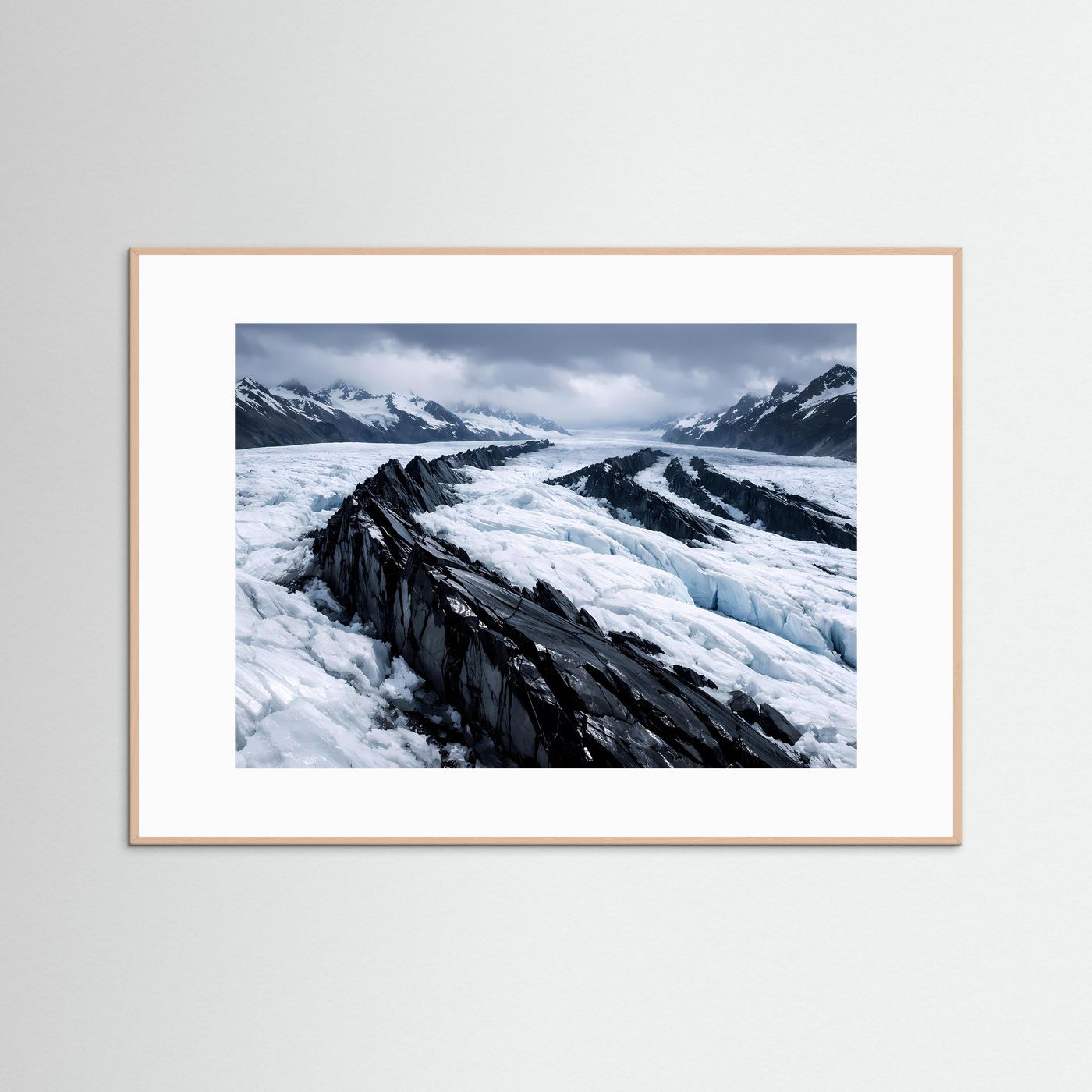 Gletscherpanorama-Poster im Querformat mit naturfarbenem Holzrahmen und weißer Einfassung