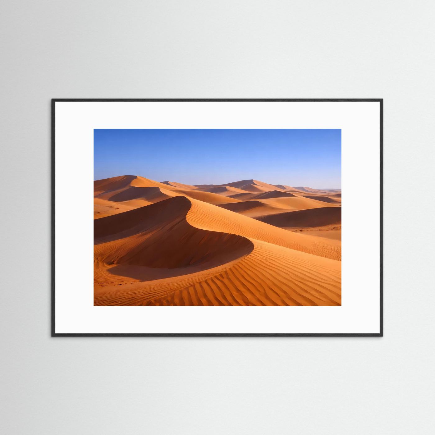 Wüstenlandschafts-Poster mit Sanddünen und blauem Himmel, schwarzer Rahmen, Querformat