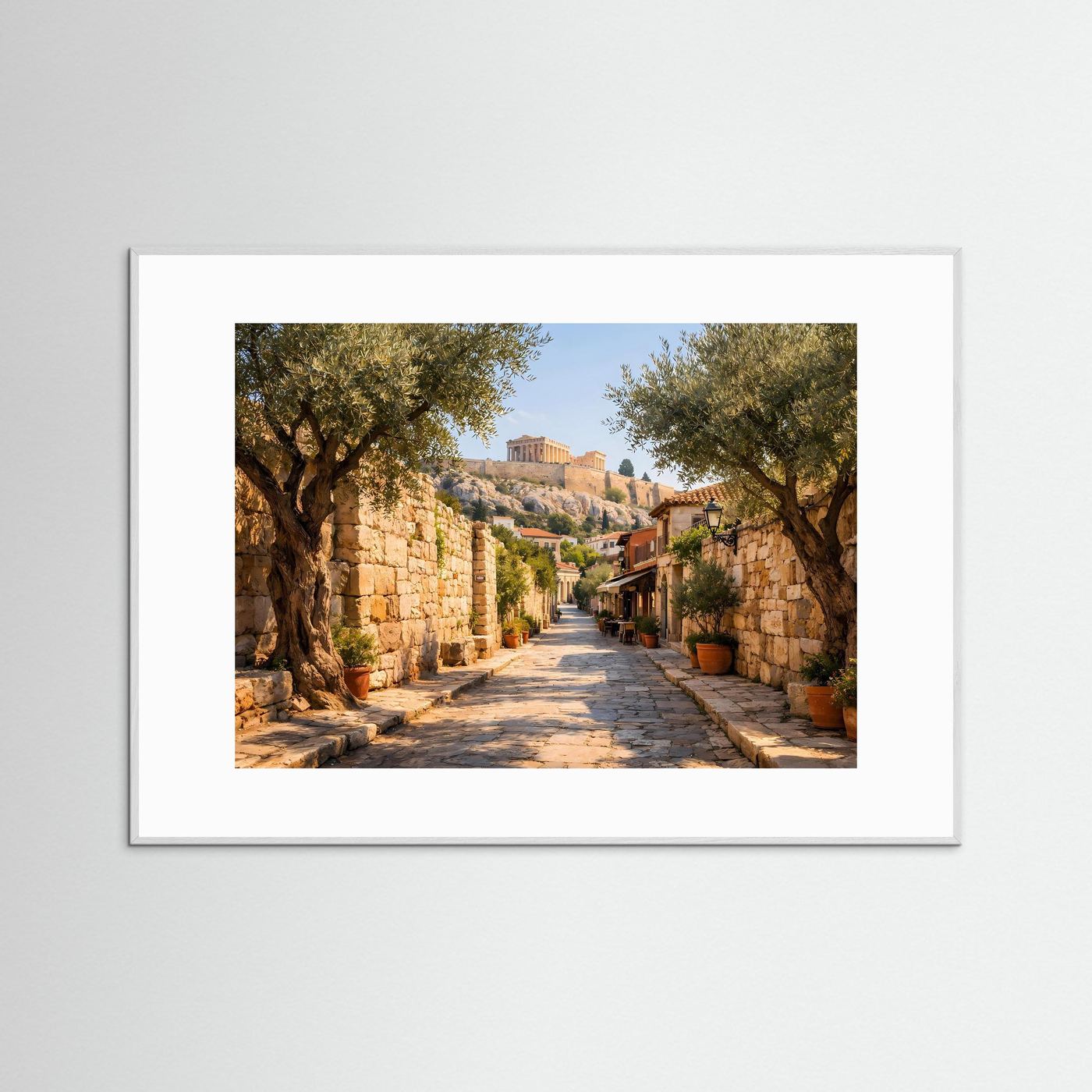 Poster mit Foto einer Altstadtgasse in Athen, weiß gerahmt