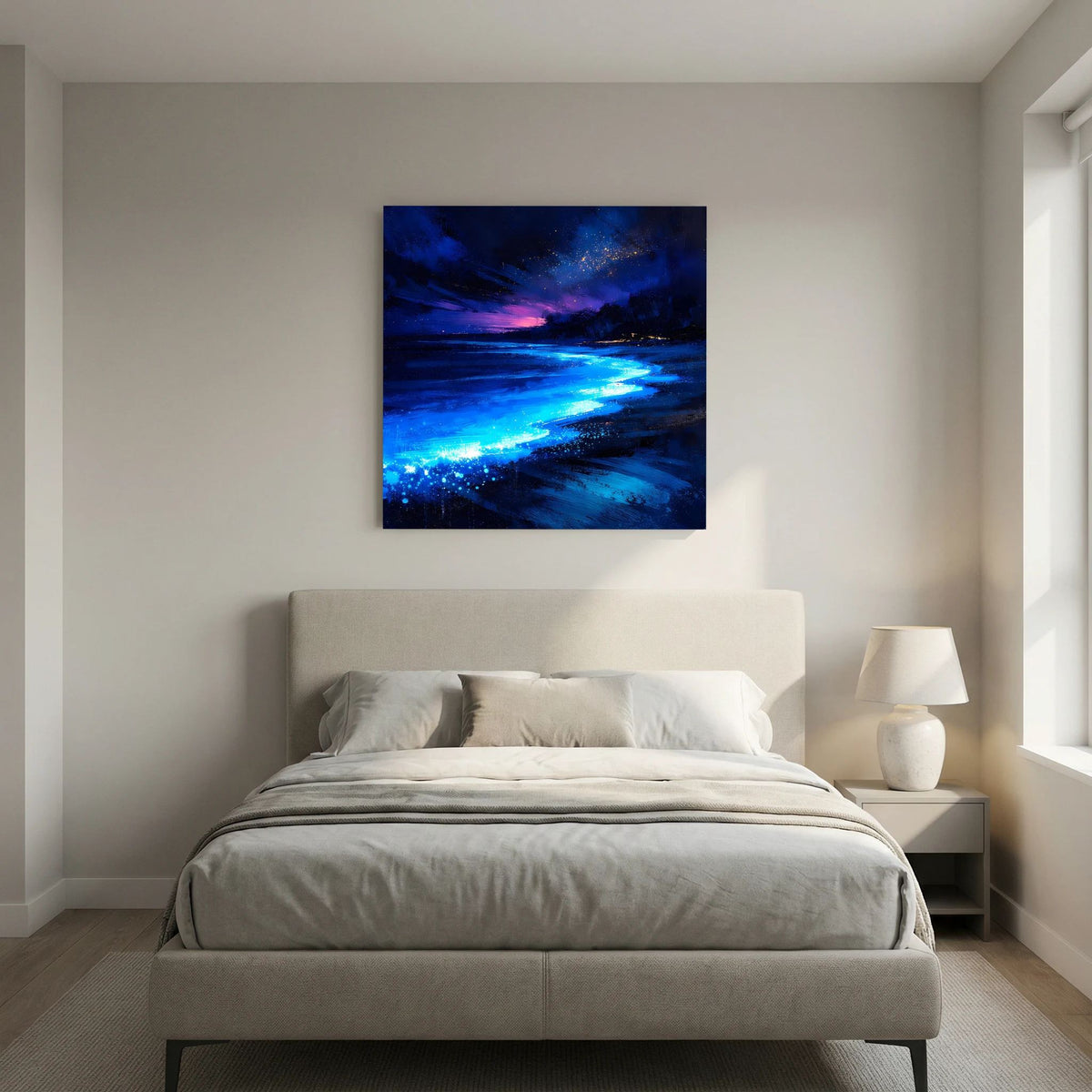 Leinwandbild Strand bei Nacht über dem Bett: blau leuchtende Wellen und violetter Dämmerungshimmel.