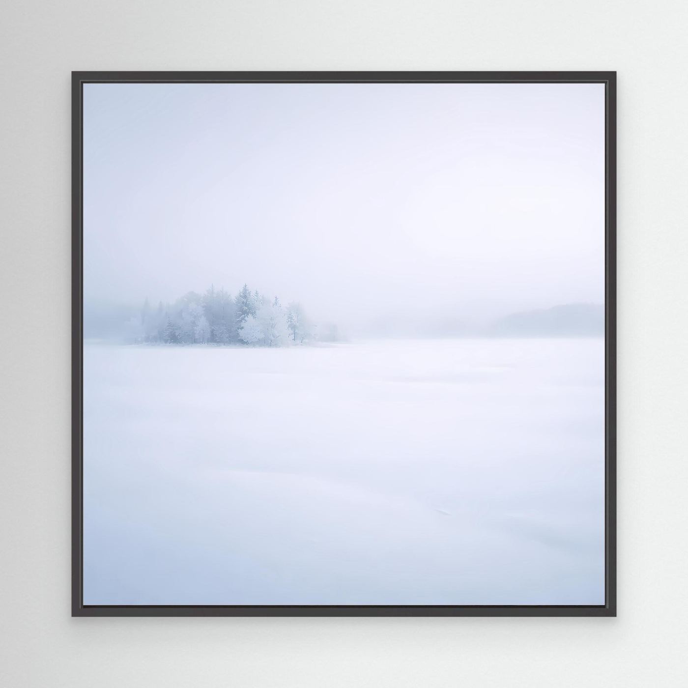 Leinwandbild mit Wintersee-Motiv im schwarzen Rahmen: verschneite Bäume im Nebel