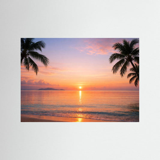 Querformatiges Tropenposter mit Sonnenuntergang über dem Meer und Palmen an den Seiten